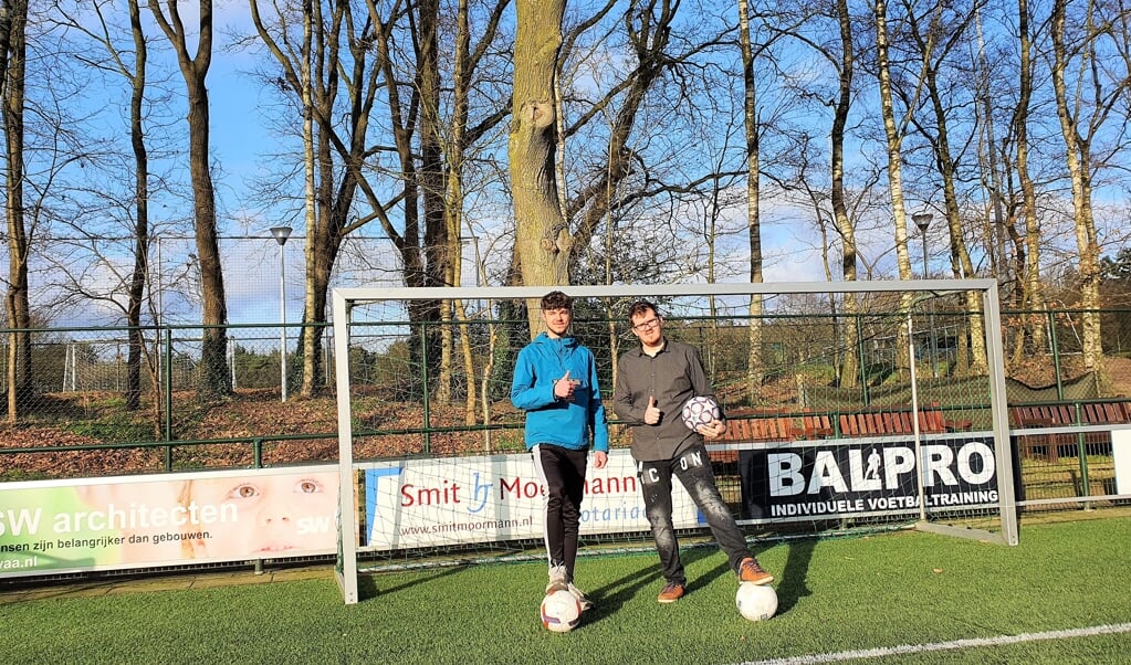 Djordy de Lorme (links) en Jeffrey Onderstal zijn de initiatiefnemers van De Voetbalwerkplaats Kids Club.