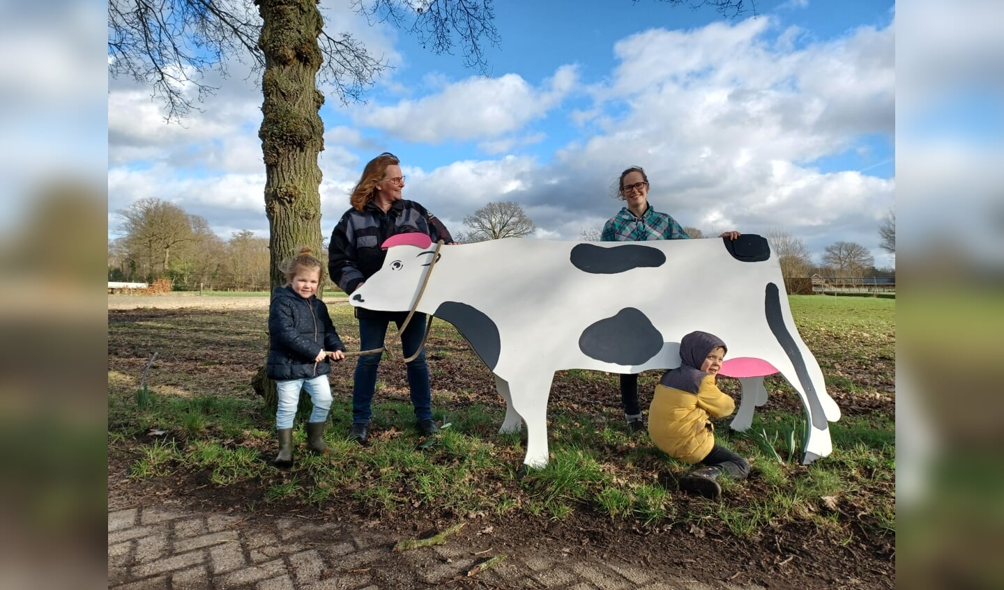 Sanne van Raalte (rechts) start dit jaar als educatieboerin bij Leren bij de Boer en ontving eveneens een koe uit handen van Jannie Bos. 