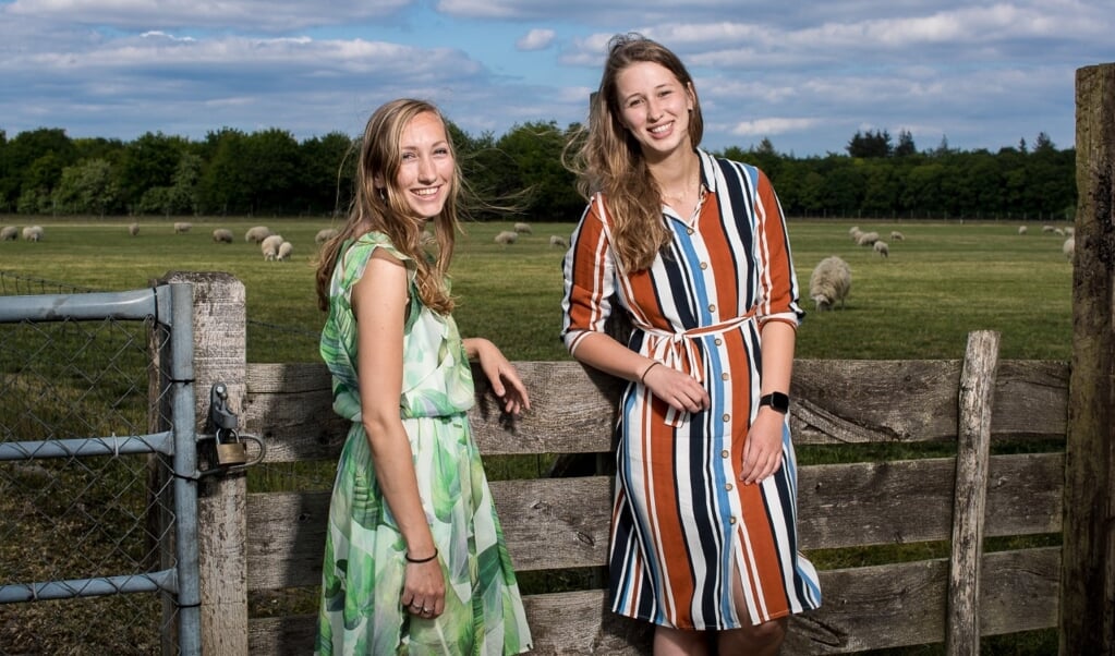 Joanne van den Berg (links), werkt samen met haar compagnon Mieke Threels aan het concept van Revival.