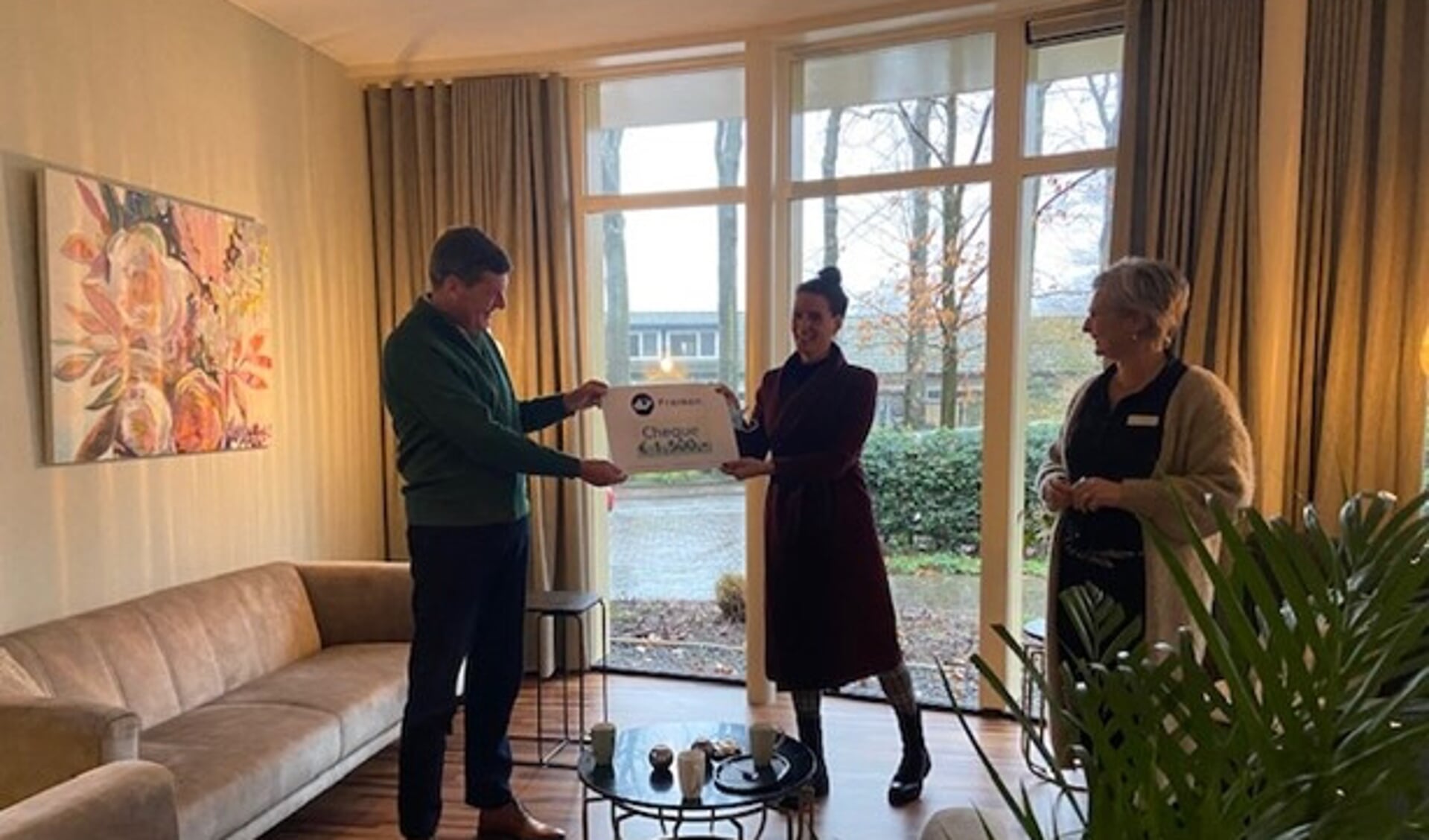 Eveline Holdijk overhandigt cheque aan Hospice de Regenboog in Nunspeet.