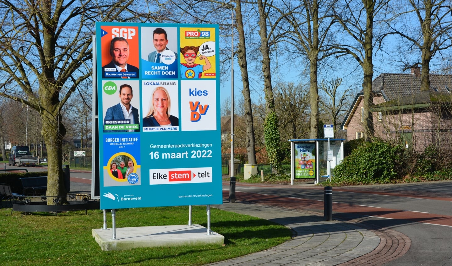 Verkiezingsbord voor de aanstaande gemeenteraadsverkiezingen  in Kootwijkerbroek.