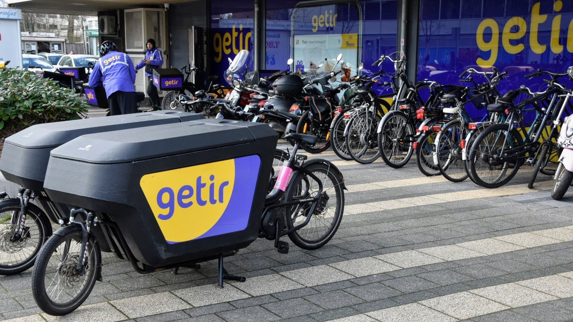 De afgeplakte ramen van de Getir-vestiging in Kostverlorenhof hebben inmiddels plaatsgemaakt voor etalages met werk van lokale kunstenaars.