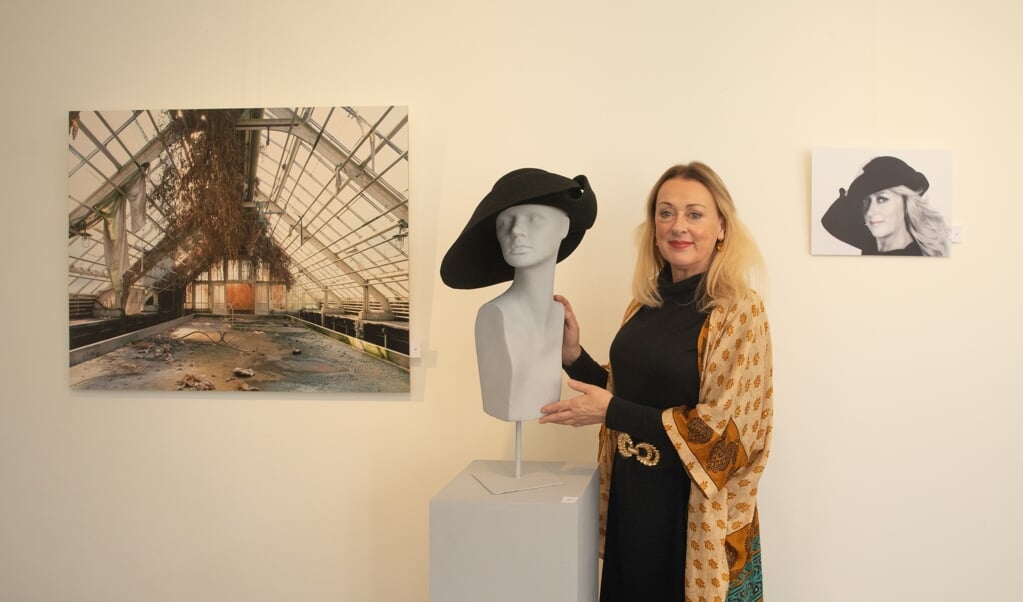 De Baarnse hoedenontwerpster Herma de Jong stelde de tentoonstelling samen.