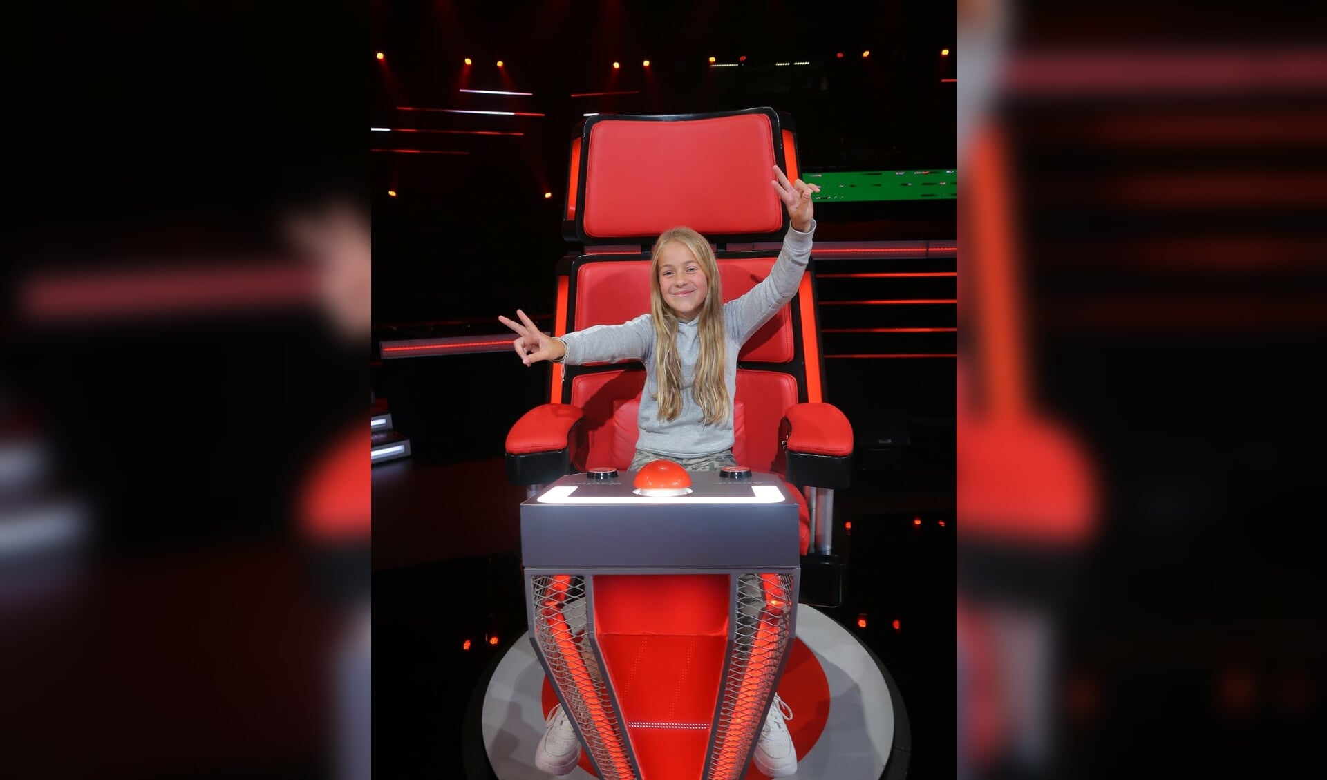 Britt in de bekende rode stoel