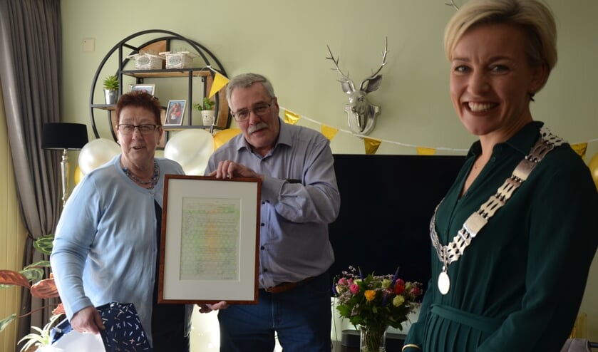 Gerda en Eduard Winkel met het 'boterbriefje'
