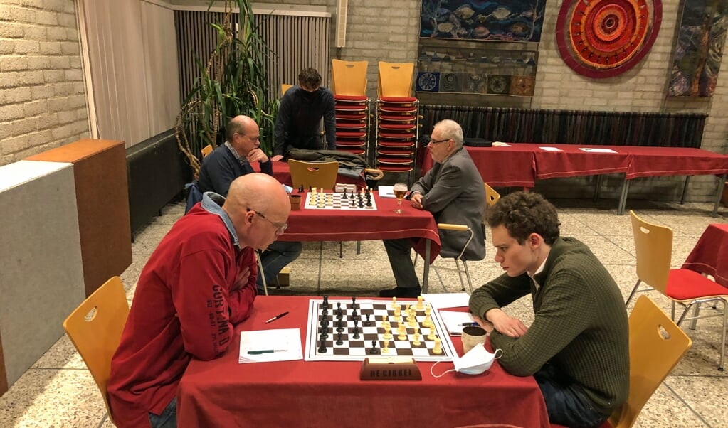 Vader en zoon Pronk vochten een leuk schaakduel uit. De routine won. 