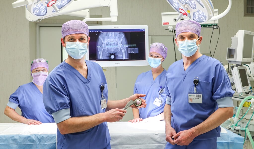 Orthopedisch chirurgen Dolf Westerhuis en Bas Ongkiehong, samen met twee OK-assistenten op de OK.