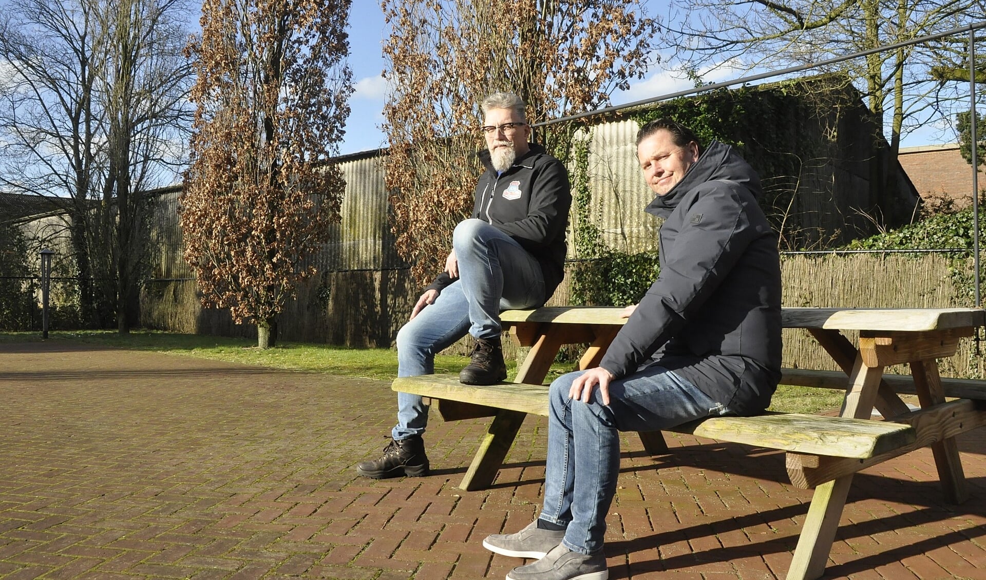 Rob Vink en Etiën van de Beek. Op de achtergrond de oude kistenfabriek die plaats moet maken voor het nieuwe appartementencomplex. 