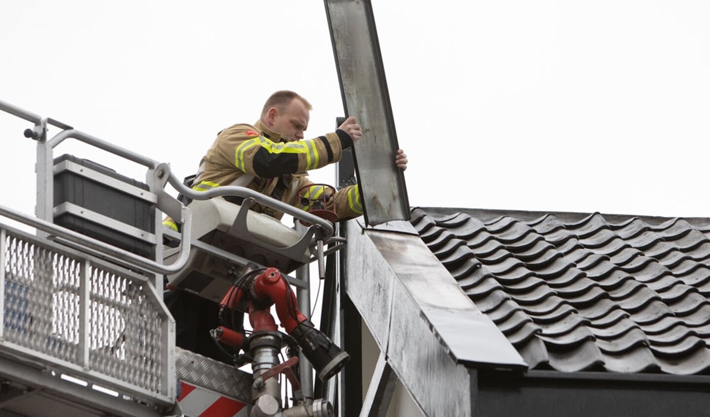 De brandweer verwijderde uit voorzorg een zinken dakrand in Baarn.