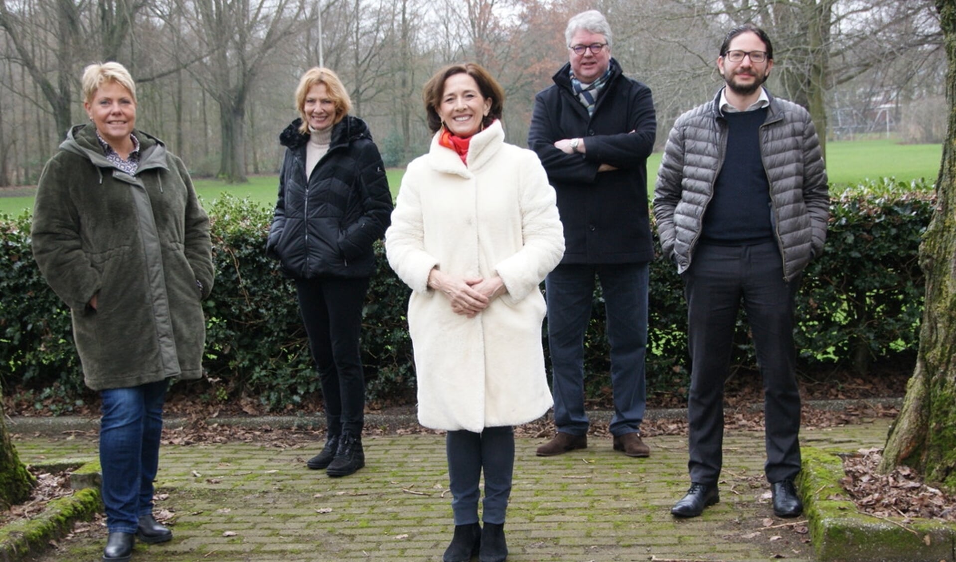 Jacqueline Höcker met vier andere kandidaten van Goed voor Amstelveen.