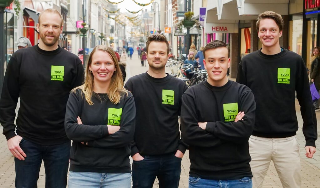 Het team van The Mall Jongerenwerk, met van links naar rechts: Nick Dees, Eline Wittekoek, Ramon de Bonte, Rayban Lee en Casper van Sligtenhorst. 