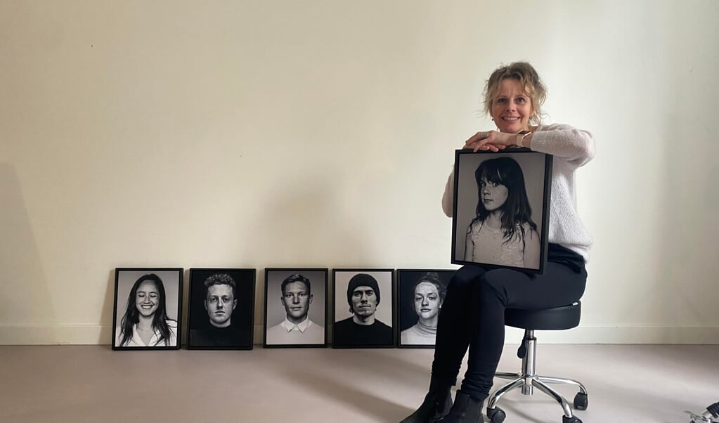 Janita Sassen met zes van haar werken. 