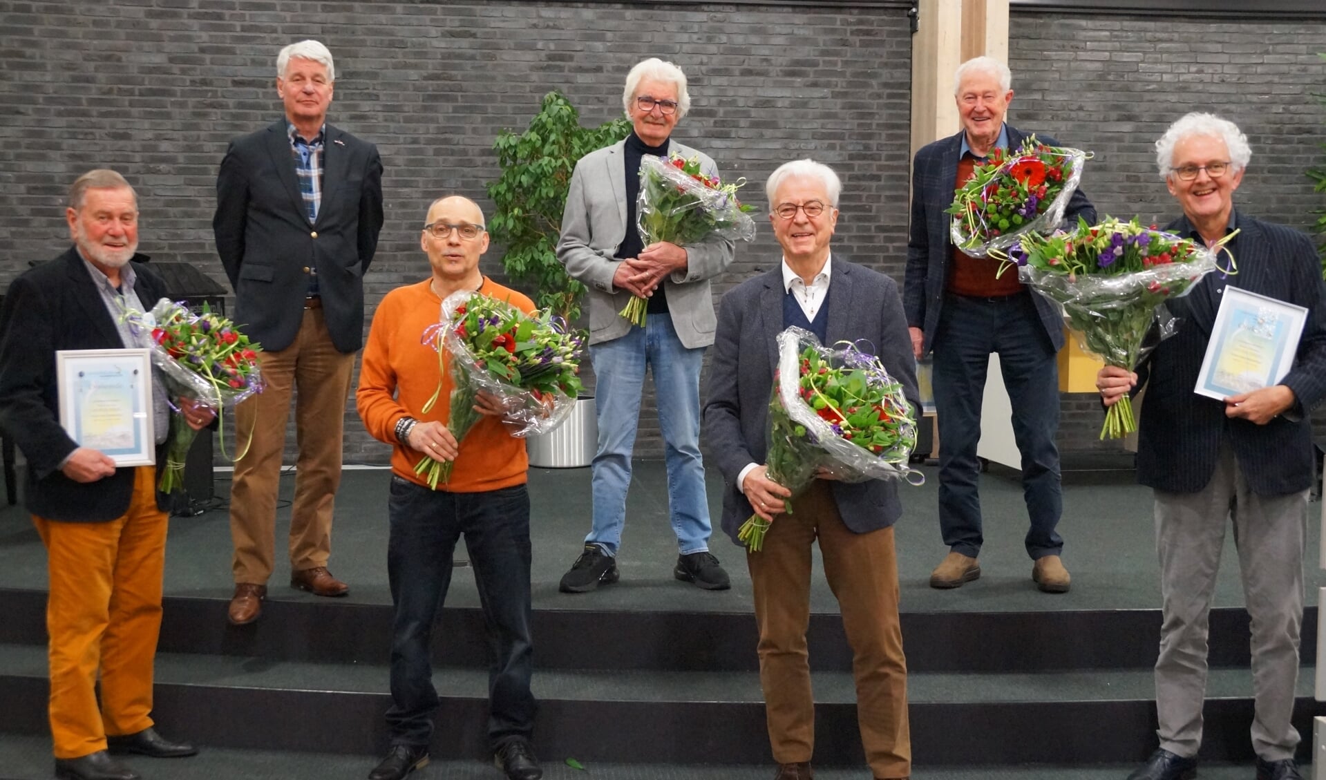 Achter vlnr Jan ter Steeg (voorzitter), Gerrit Kombrink en Frans Poorter. Voor vlnr Willem van Meer, Marco Besselsen, Joost de Graaf en Wouter Willemsen. 