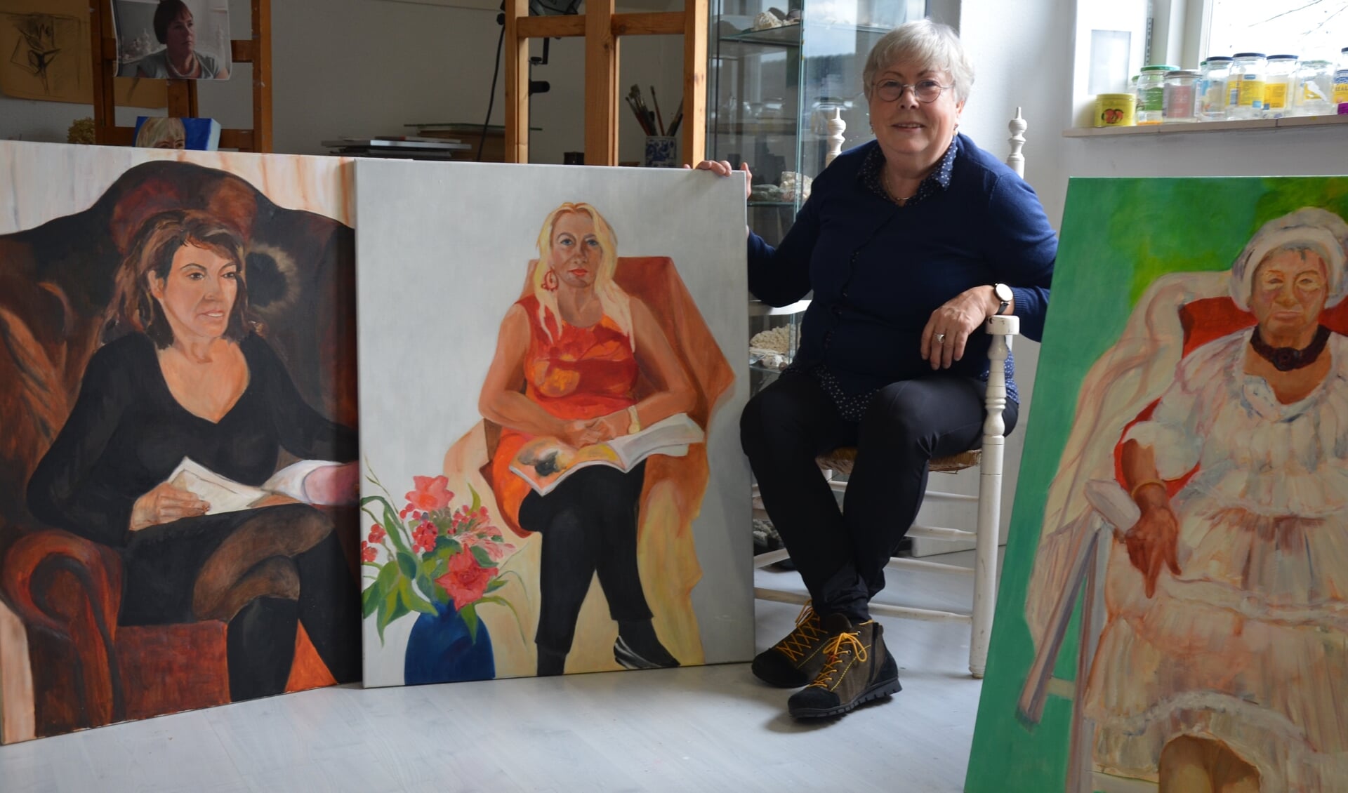 Ron Koevoets te midden van haar serie 'Sterke vrouwen'