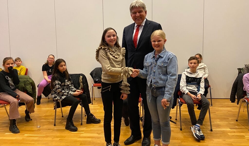 Oud en nieuw. De net benoemde kinderburgemeester Emma Kohsiek krijgt de felicitaties van haar voorgangster Lisa van Garderen.