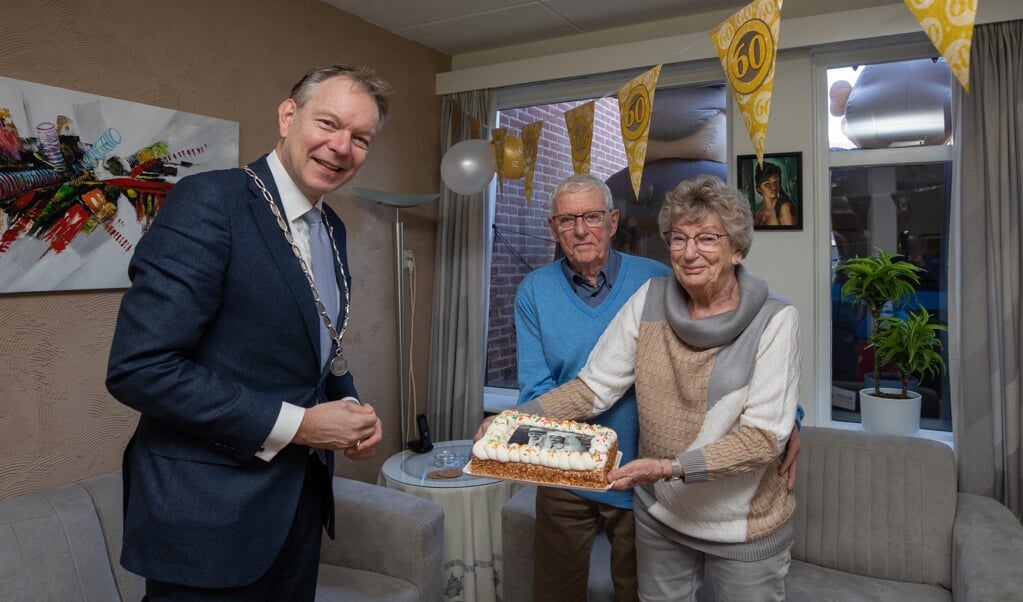 Burgemeester Mark Röell feliciteerde maandag echtpaar De Bruin-Koeman met hun jubileum.