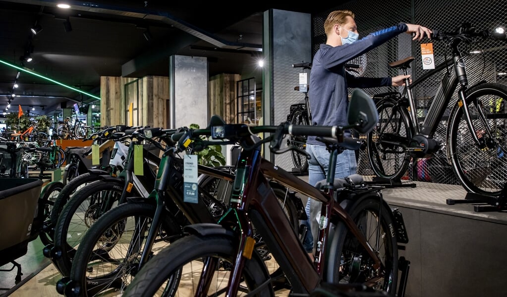 E-bikes in een fietsenwinkel.