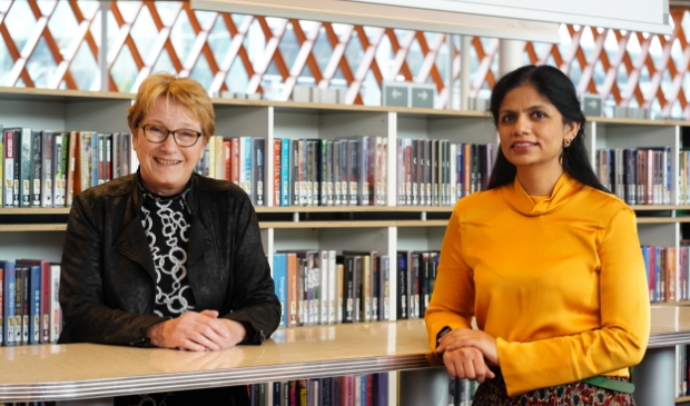 <p>Rineke Jungst begeleidt Jasmine Singh uit India bij het leren van de Nederlandse taal.</p>