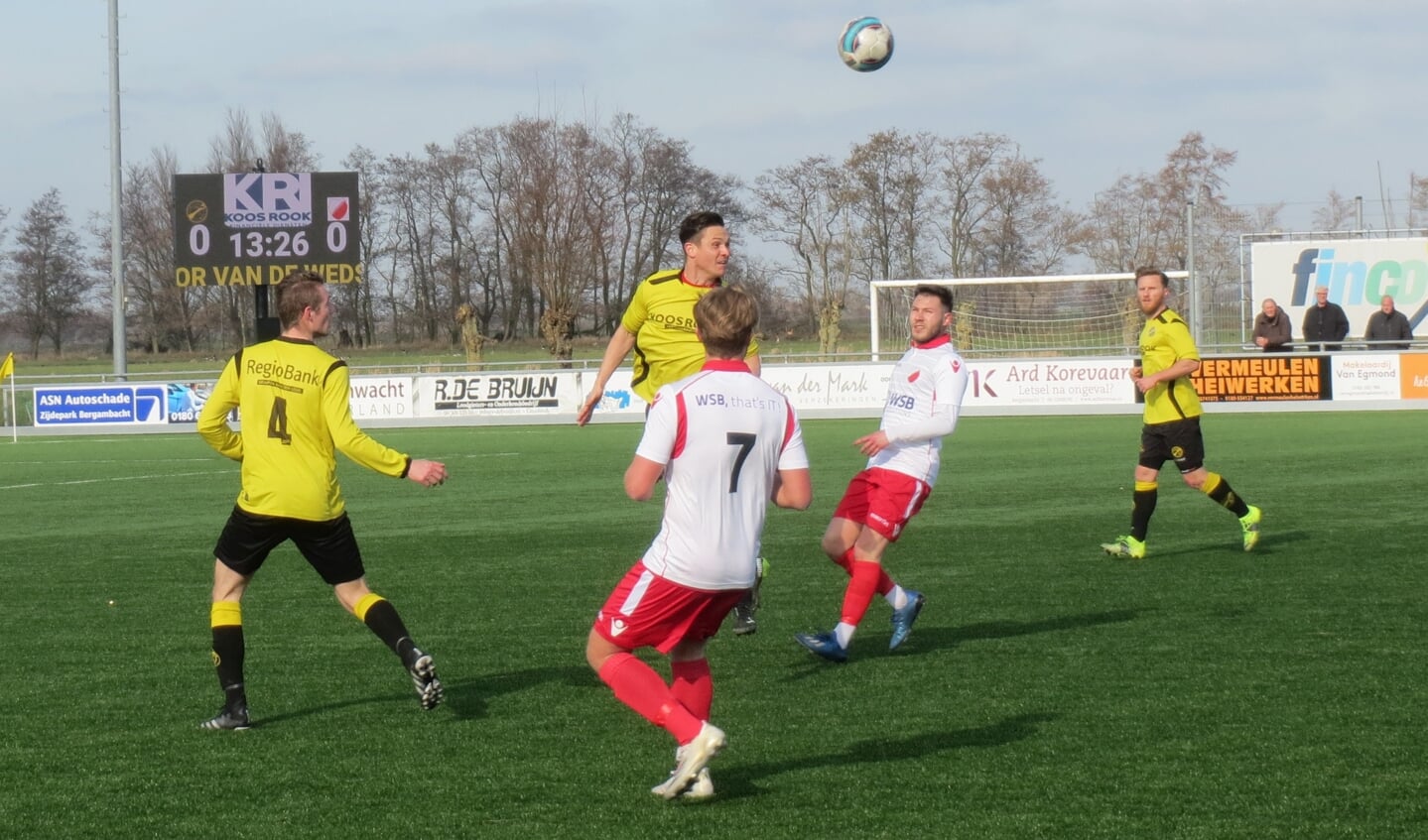 Kopduel tijdens FC Perkouw - Hardinxveld