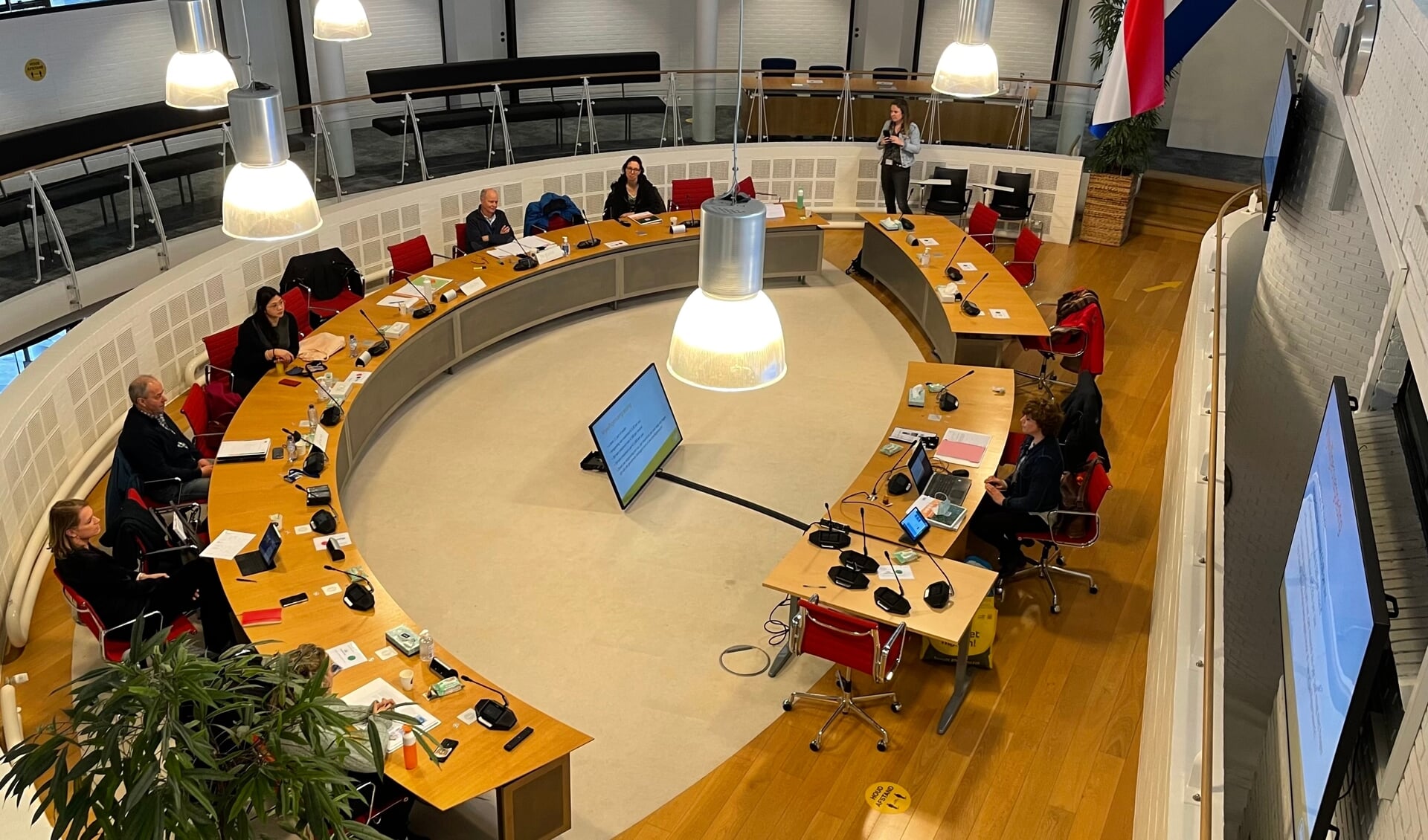 De nieuwe lichting Energiecoaches krijgt training in de raadzaal te Ouderkerk.