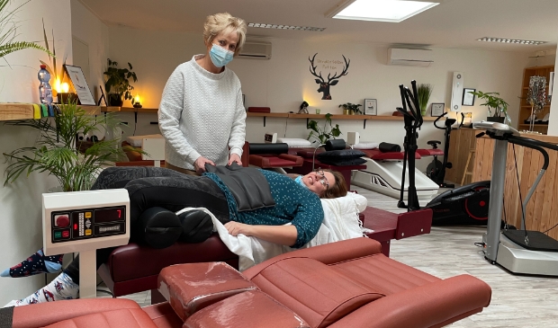 <p>Connie Goris met een klant in Slender Salon Putten.</p>