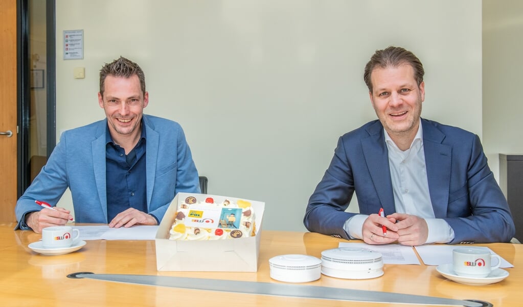 Danny Visser, directeur-bestuurder van SSW (r) en Paul van der Maas van Van den Pol Elektrotechniek (l) ondertekenden op 23 februari de opdracht voor het rookmeldersproject. 