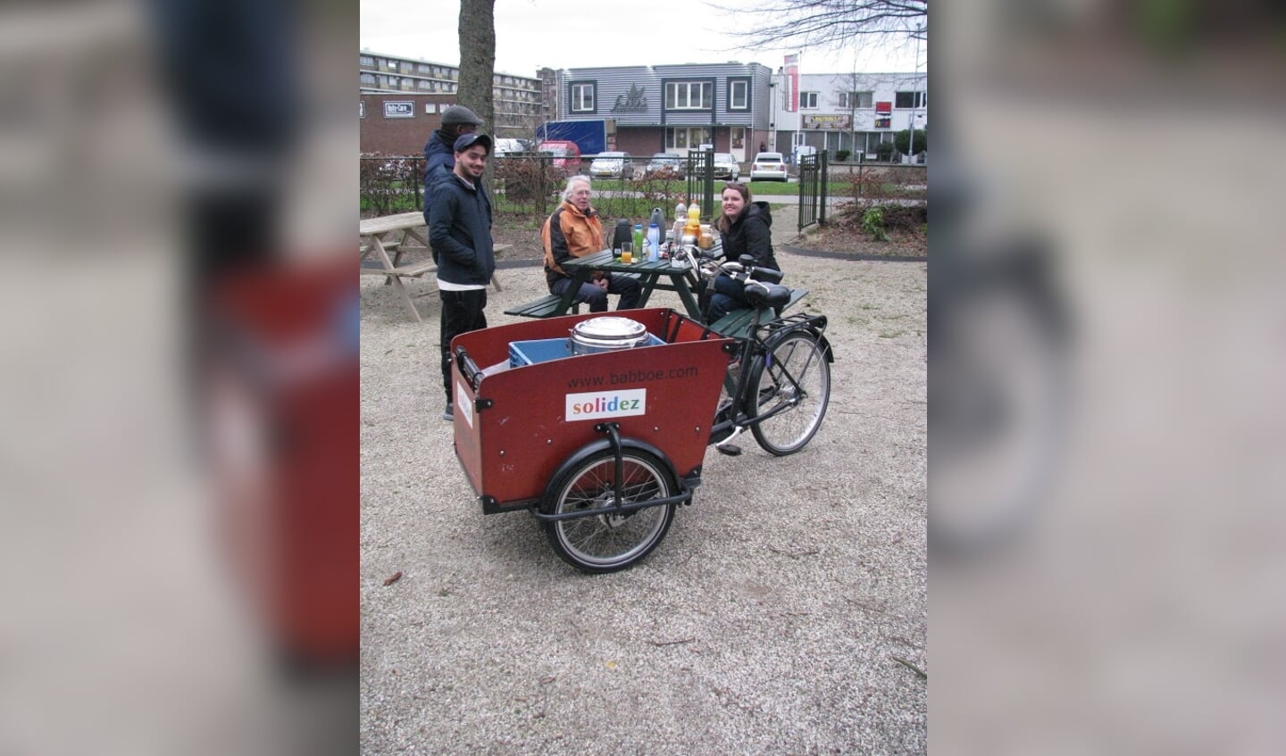 De ‘razende fietsfanaat’ brengt soep langs bij de Kleine Wereld