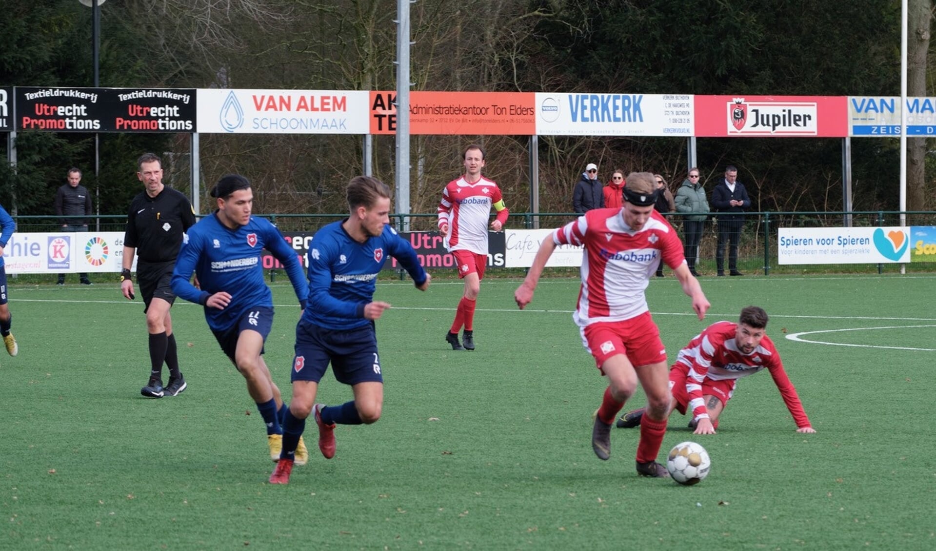 Pier Veldman breekt door de Roda-verdediging 