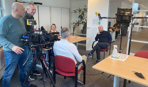 <p>Alex Monster in gesprek met de redactie van Opsporing Verzocht.</p>
