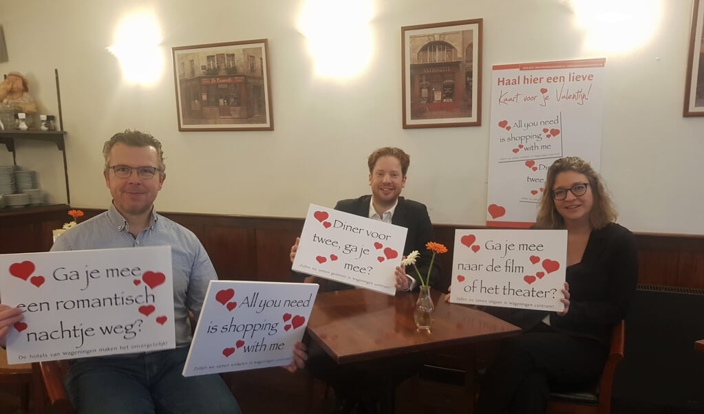 Robert Frijlink, Floor Vermeulen en Anne Janssen met de Valentijnskaarten.