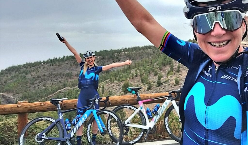 Annemiek van Vleuten, op de foto tijdens haar trainingsstage met ploeggenote Katrine Aelerud, won zaterdag op glorieuze wijze de Omloop Het Nieuwsblad.