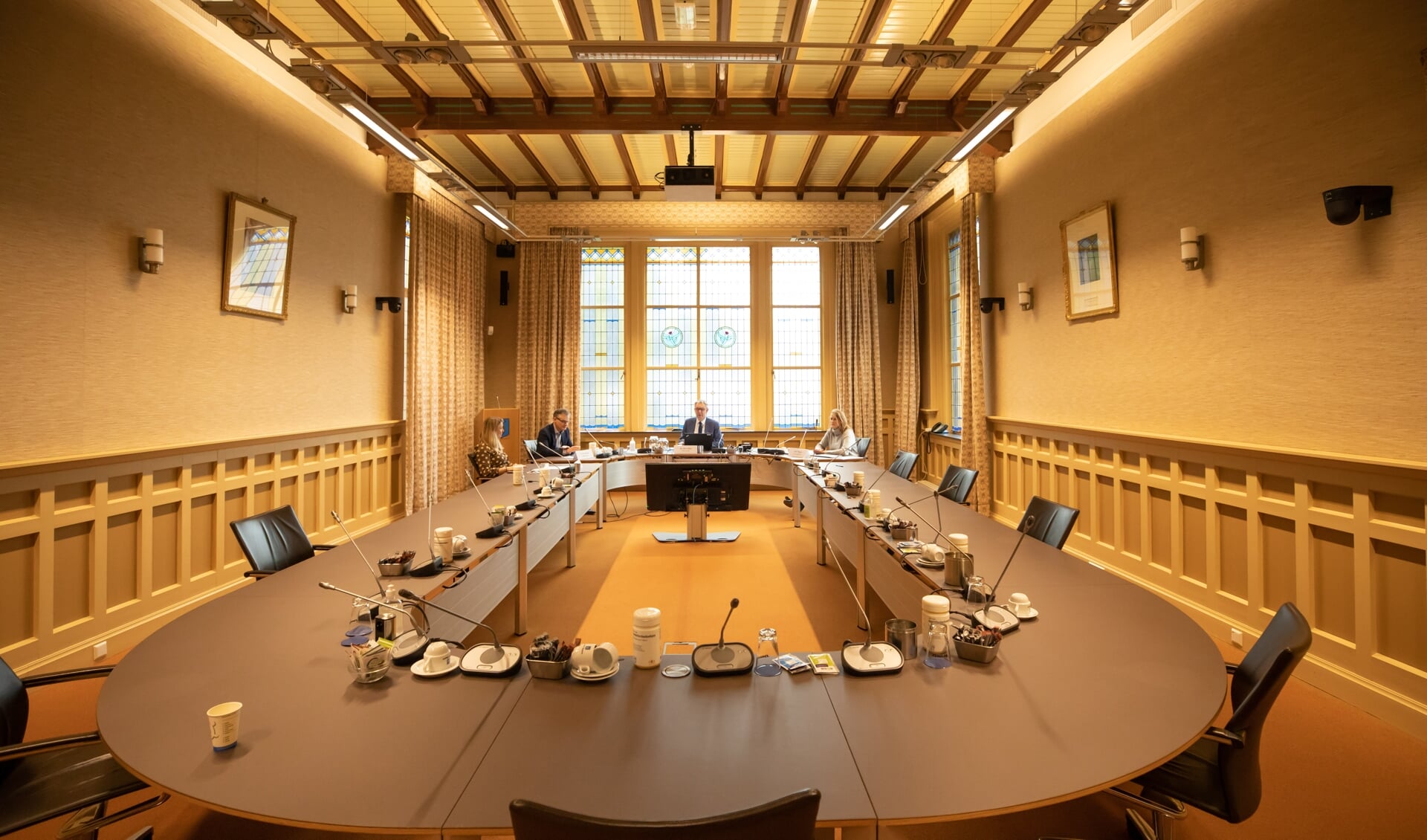 De raadszaal in het gemeentehuis, waar negentien raadsleden maandelijks besluiten nemen, namens de burgers van Baarn. 