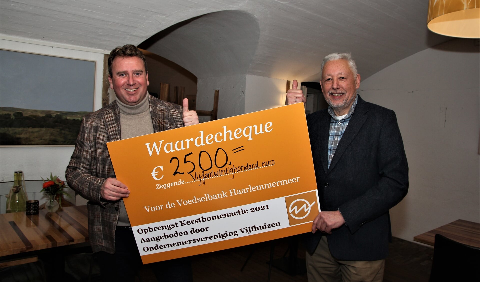 In restaurant ‘t Fort overhandigt voorzitter Harm Meuwese een cheque van 2.500 euro aan Hans de Bats van Voedselbank Haarlemmermeer.