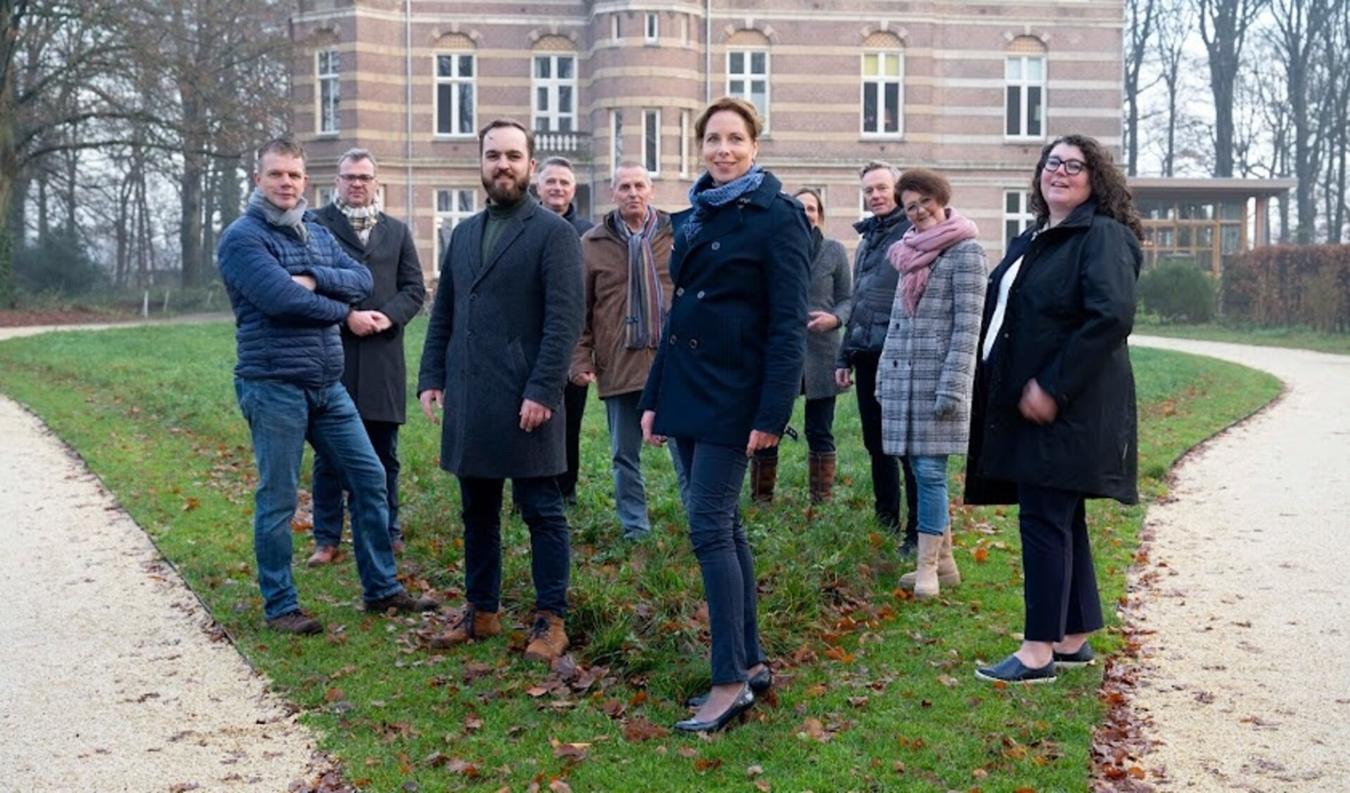 Het team van Lokaal Belangrijk onder aanvoering van Alexandra Kolkman (middenvoor) is klaar voor de gemeenteraadsverkiezingen.