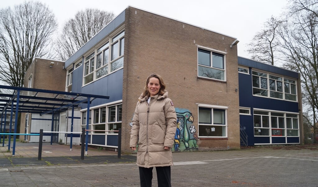 Schooldirecteur Marijke Stenger voor het oude gebouw van De Horizon dat komende zomer gesloopt wordt.