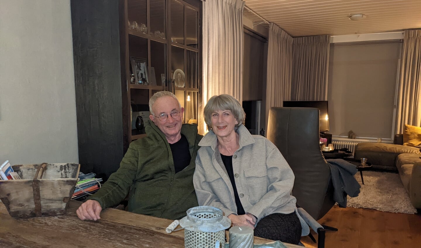 Ab en Erna de Zeeuw in hun warme woonkamer op De Pol.
