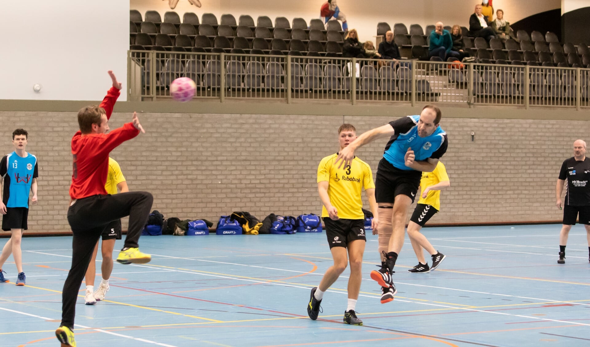 Speler en trainer van HCLB 1, Mark Roest, scoort gisteren in De Trits een van zijn treffers tegen Twist 1 uit Vlaardingen.