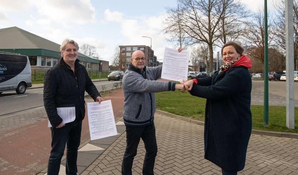 Ed Rinkel (l) en Gé Verhoeff bieden wethouder Jannelies Vissers de petitie Drakenburger- en De Geerenweg aan. 