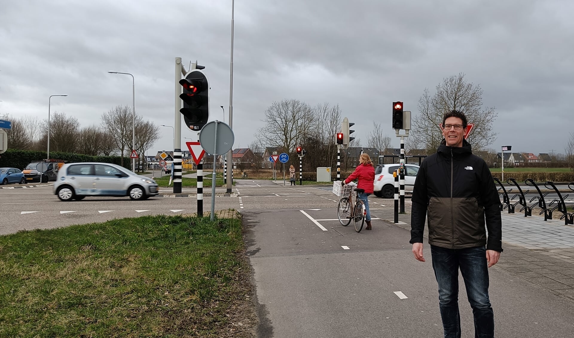 Maarten van Vulpen bij de kruising Burgweg/N229, waar ‘oversteken een hindernisbaan is’.