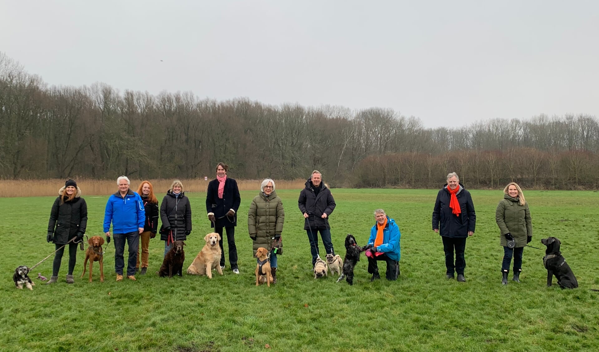 VVD-kandidaten gaan met belangstellenden aan de wandel in het bos. Honden mogen mee.