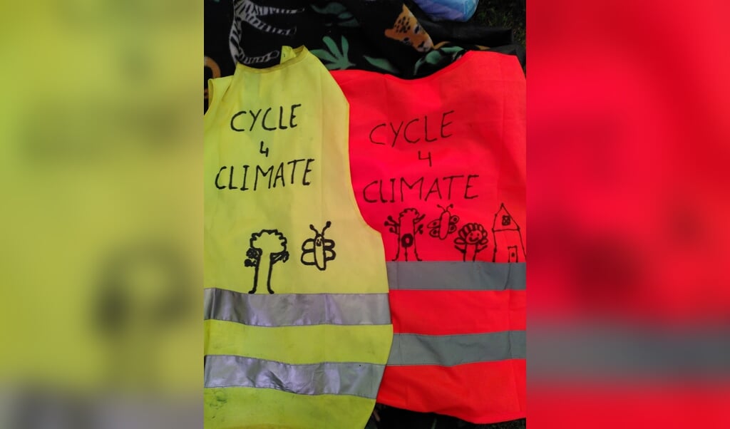 Met zelfgemaakte hesjes en vlaggen van Cycle4Climate ging het gezin Van der Burg op reis. 