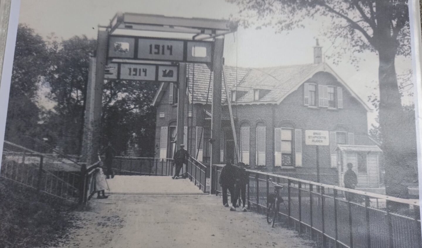 Oude foto van het sluiswachthuis. 