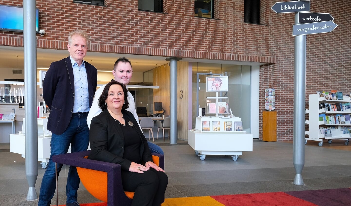 Geertje Wiesenekker wordt geflankeerd door Willem Oorschot (l) en Henri Pabst-van ‘t Slot.