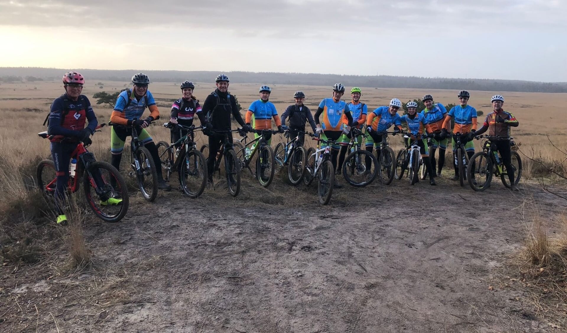 Afgelopen zondag fietsten de teamleden nog een trainingsrondje van 75 kilometer. Er ontbreken een aantal leden op de foto.