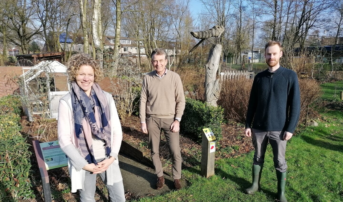 Rebecca Middelman, Tony-Wim van Eijden en Martin ten Boske op de plek van de toekomstige Buurderij.