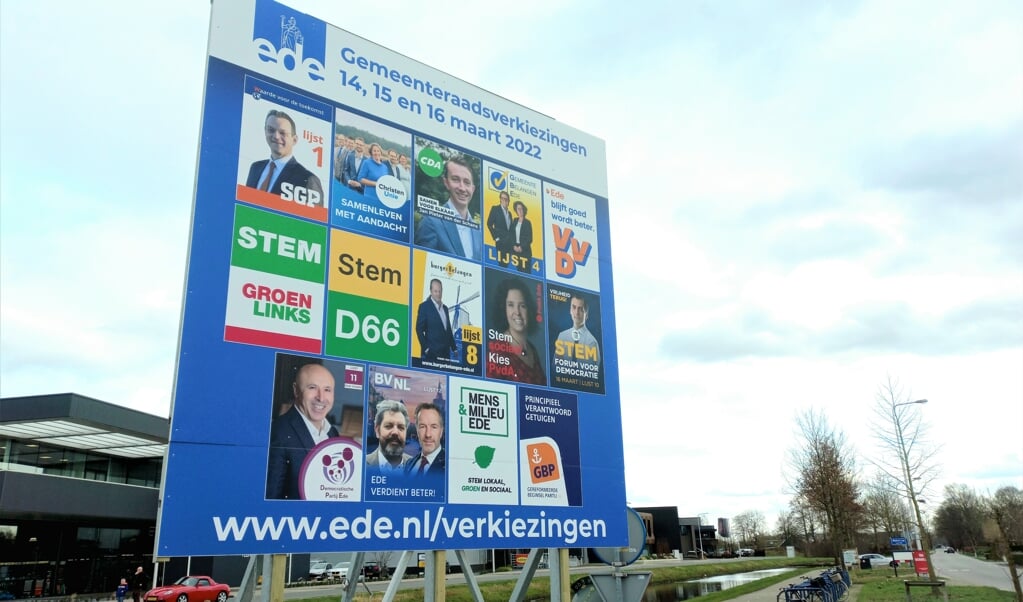Het verkiezingsbord voor de gemeenteraadsverkiezingen in maart bij de rotonde in Wekerom.