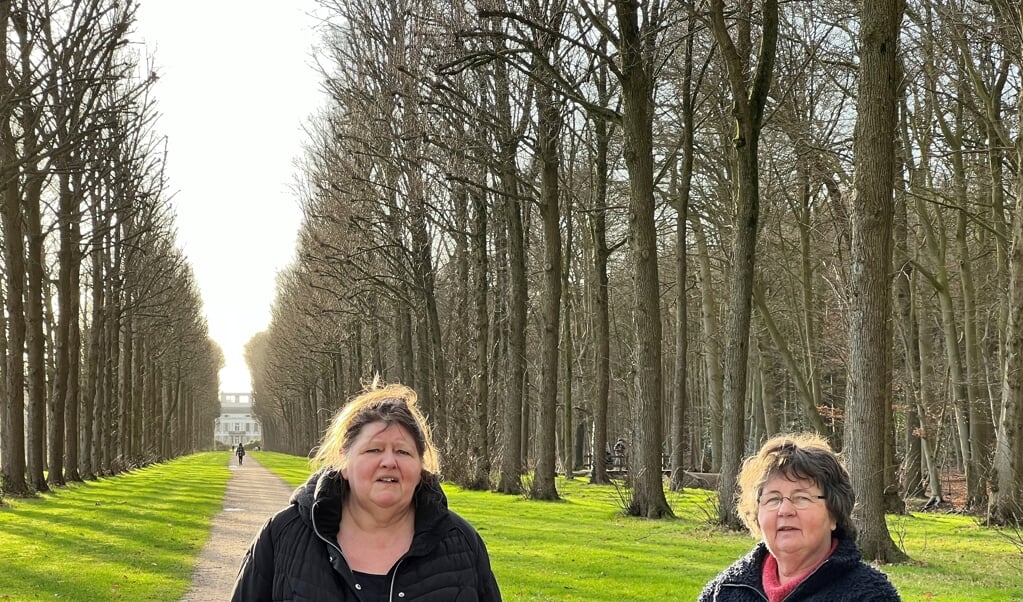 Marianne Beekmans (l) en Hanneke Sevink strijden al jaren tegen de grootste plannen voor Soestdijk. 