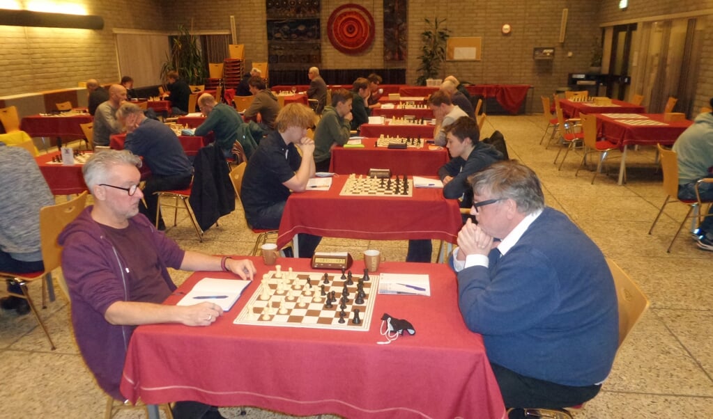 Anton Spronk, links, won na een uitermate boeiende schaakstrijd.