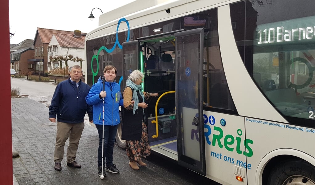 Joric van Ede en wethouder Gerard van Deelen hopen dat de busverbinding met Barneveld meer reizigers gaat trekken.