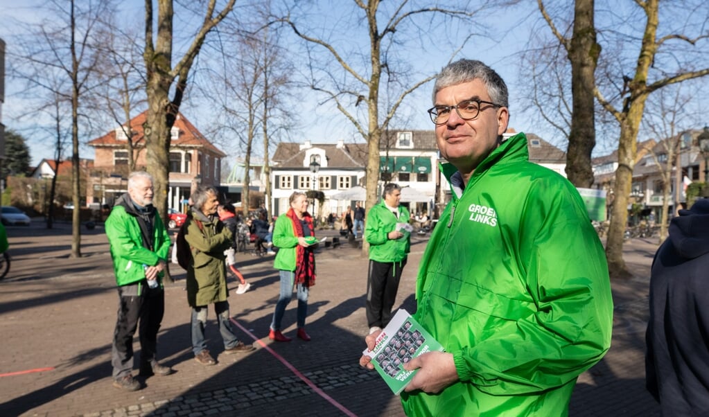 De lijsttrekker van GroenLinks, druk met de campagne, op de Brink afgelopen zaterdag in Baarn.